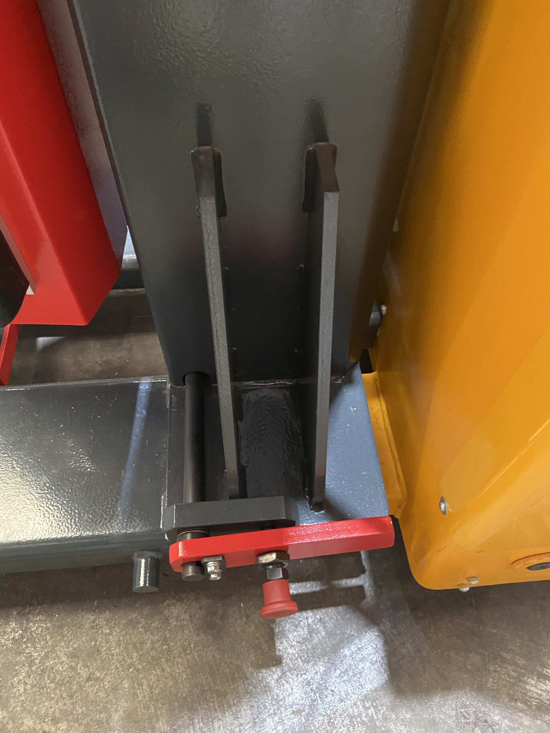 Envolvedora móvil semiautomática i800e 4 detalle del freno y la columna de la enfardadora i800e